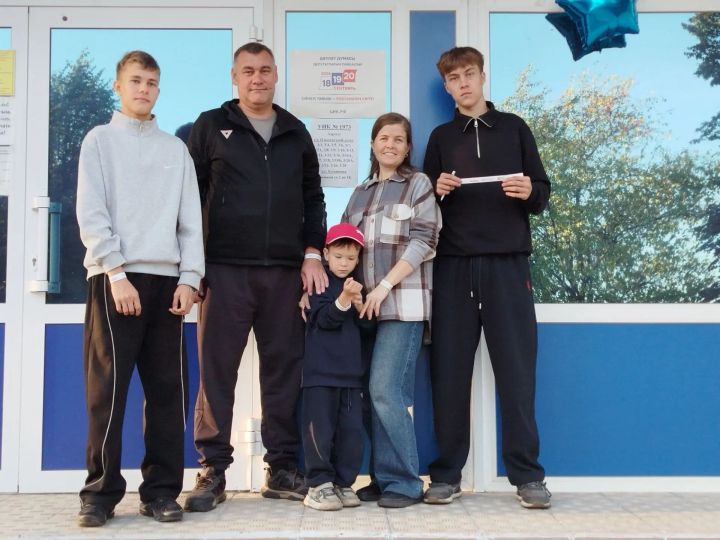 В Мензелинске многодетная семья Сарваровых пришла на выборы в полном составе