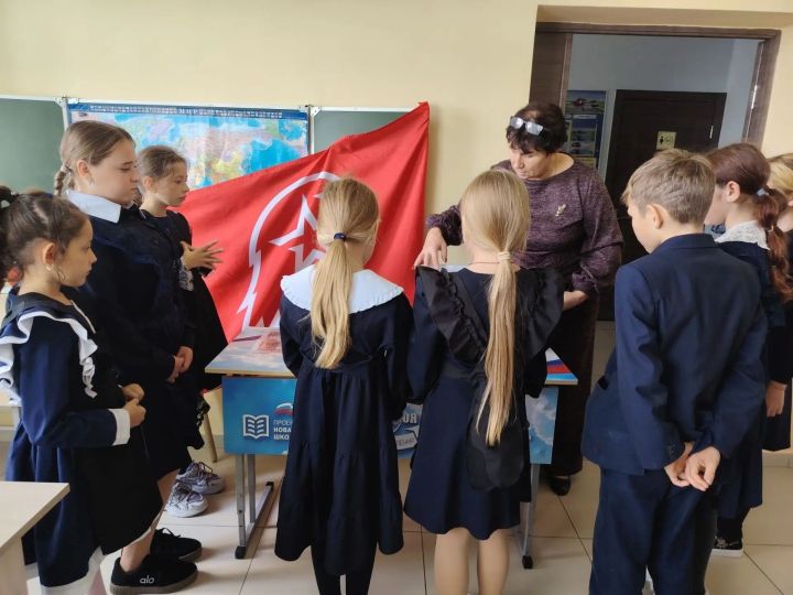 В Николаевской школе почтили память героев и подготовили подарок для бойцов