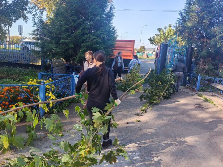 На территории Казанско-Богородицкой церкви прошел  субботник по очистке кладбища