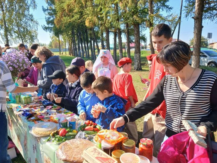 В Кадряковской школе Мензелинского района прошла большая благотворительная ярмарка