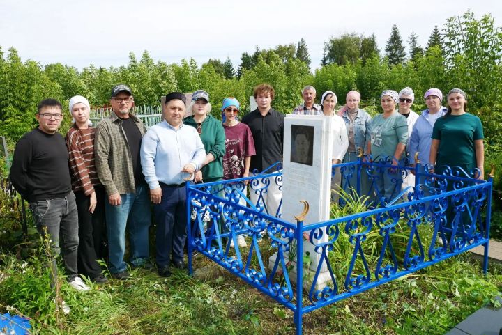 Минзәлә һәм Әлмәт театры коллективлары Сабир Өметбаев каберенә зыярат кылды