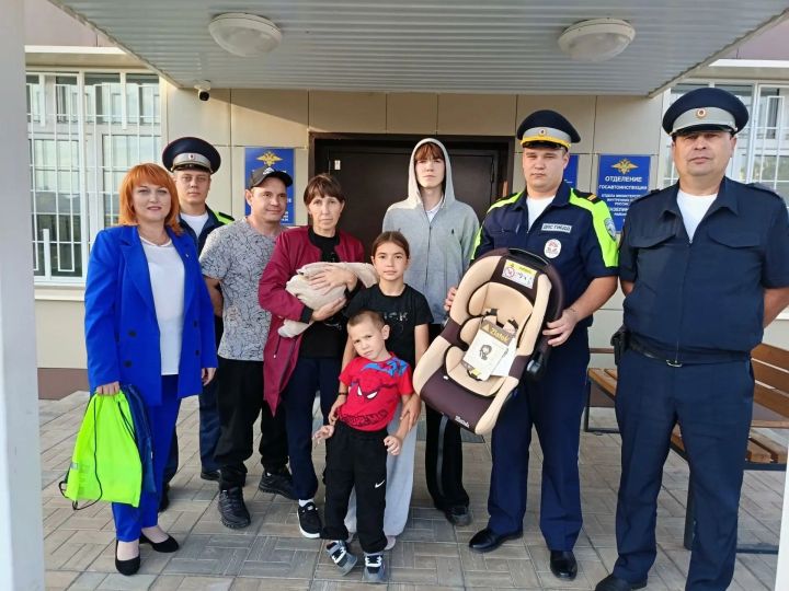 Сотрудники Госавтоинспекции подарили семье Салаховых автолюльку