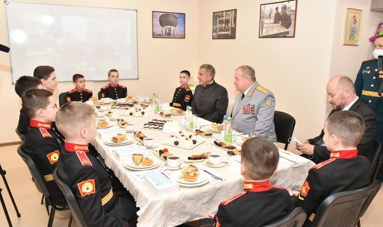 Президент РТ в День защитника Отечества посетил Казанское суворовское военное училище